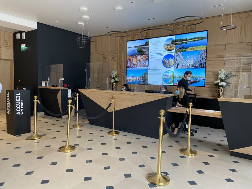 Accueil office de tourisme d'Orléans avec un écran géant, boiserie 18° re-dessinée