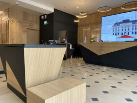 Accueil de l'Office de Tourisme d'Orléans avec une table tactile