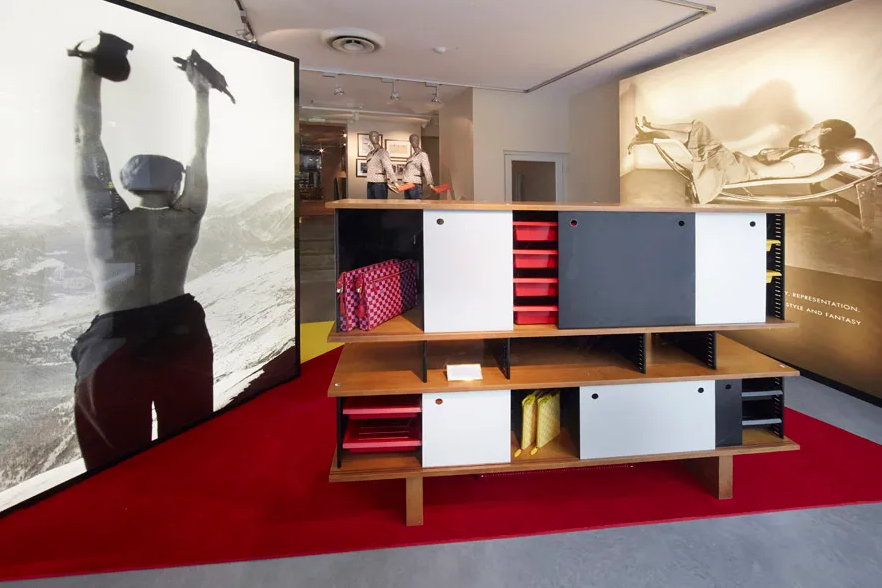 La boutique Louis Vuitton de Miami aménagée avec le mobilier Charlotte PERRIAND